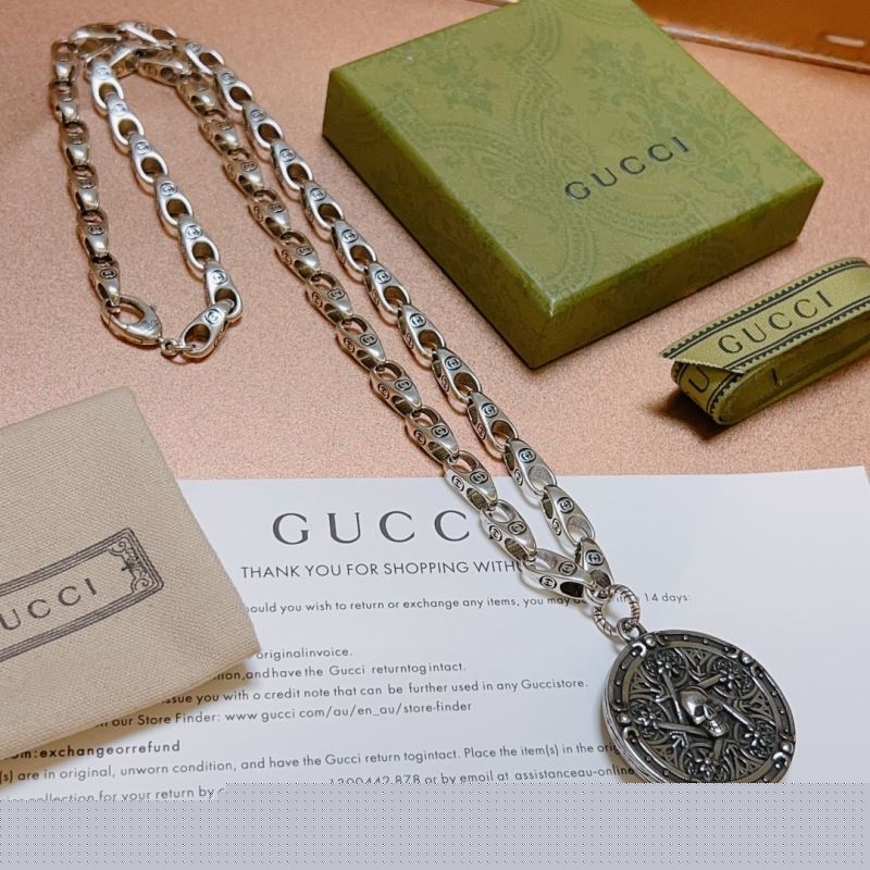 G*u*i necklaces